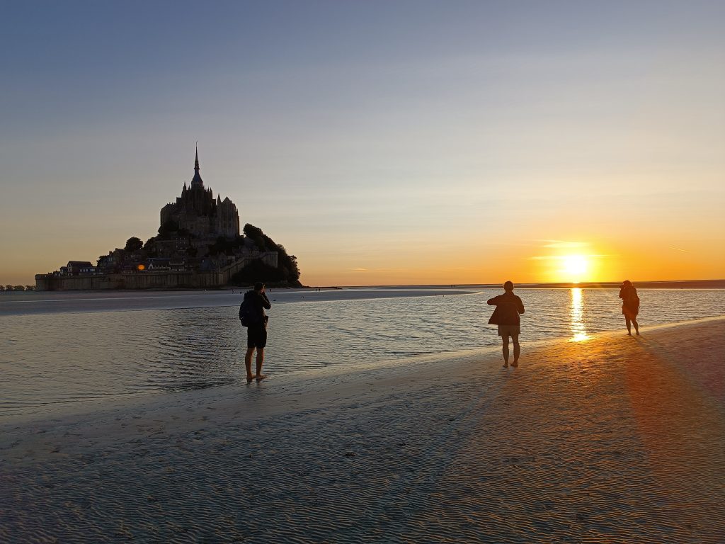 balade au coucher de soleil au Mont Saint Michel