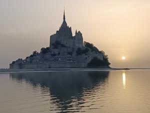 mont saint michel traversee coucher soleil